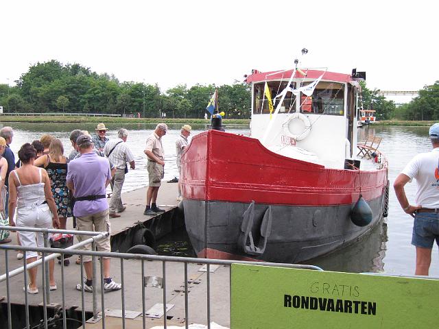 lanklaar10.jpg - opstappen op de Kobbe, een forse boot met thuishaven de VVBHV ligplaatsen in Battel bij Mechelen