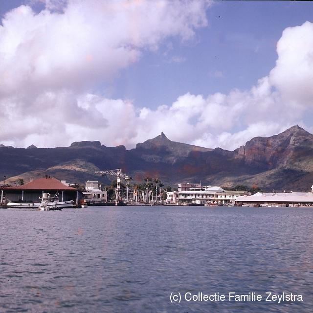 afr2-7.jpg - Gezicht op Port st Louis Mauritius