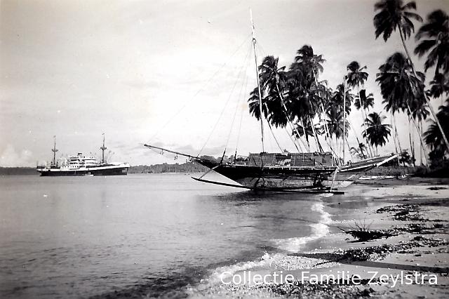 kpm-002c.jpg - ms Kaloekoe te rede van Pulau Telo, prauw op strand