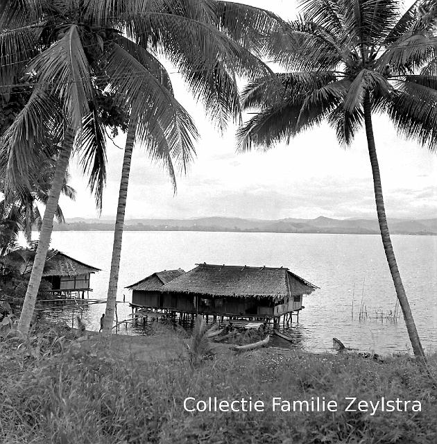 negatief-018.jpg - Papua huisjes langs het Sentanimeer ??
