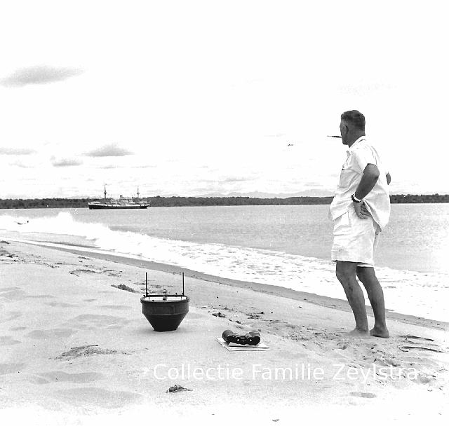 negatief-153.jpg - kapitein doet peilingen op het strand  bij Singkil met scheepskompas