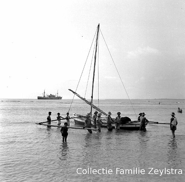 negatief-155.jpg - vissers op het strand Benkoelen